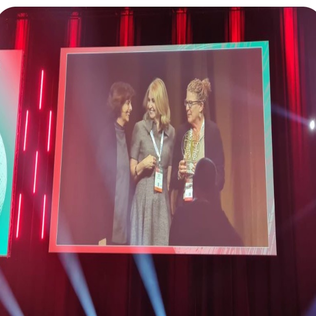RachelHorne19's tweet image. Thrilled a record number of applications were rec'd for the #RHPrize for Women's Research in MS.
The applications are now being marked by the eminent, all-star, intl judges - (thx u!)
Then comes #ECTRIMS2025 presentation.
2024 @mtintore, me & @KerstinHellwig (winner) on stage.