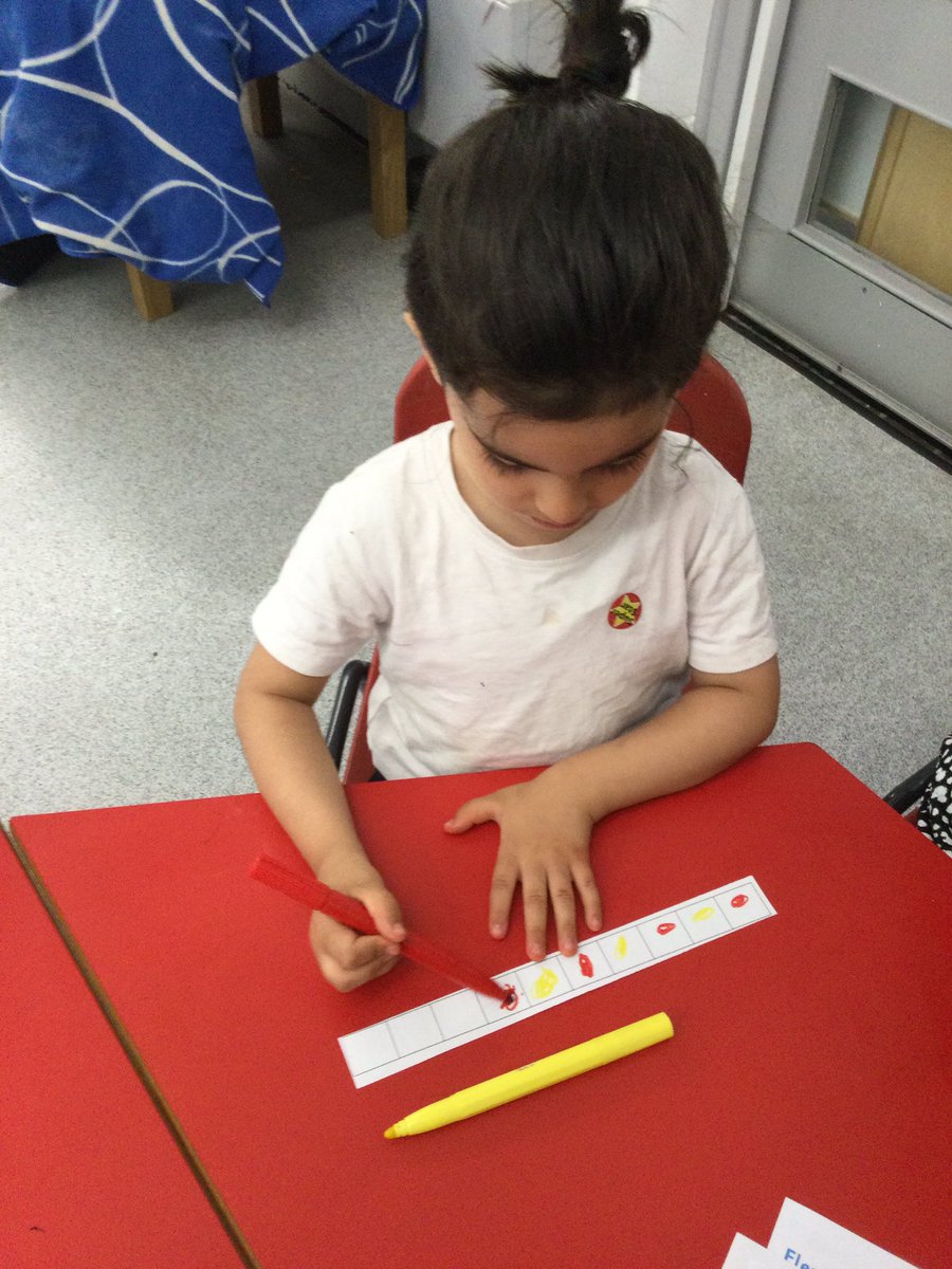 LeighPrimary's tweet image. Nursery children have been fantastic at making repeated patterns using different colours. #Maths #colours #repeatedpatterns #PD #lifelonglearners