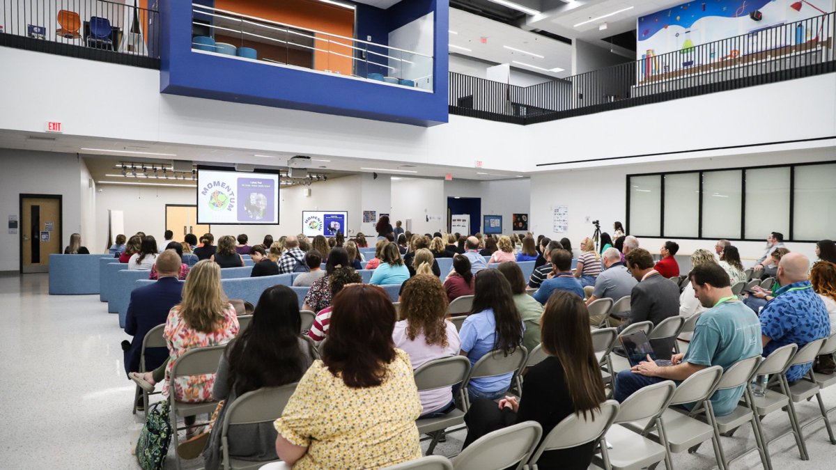 alchemy_collab's tweet image. we spent the day at momentum w/ky’s educators, students & partners working for vibrant learning. proud to support this work & help tell the story of transformation. @ElevatEDSt123 @kids_inspire @UKNextGen @KyDeptofEd @NKCESKids1st @DrSmithkaec #momentum2025 #kuwl #alchemycollab