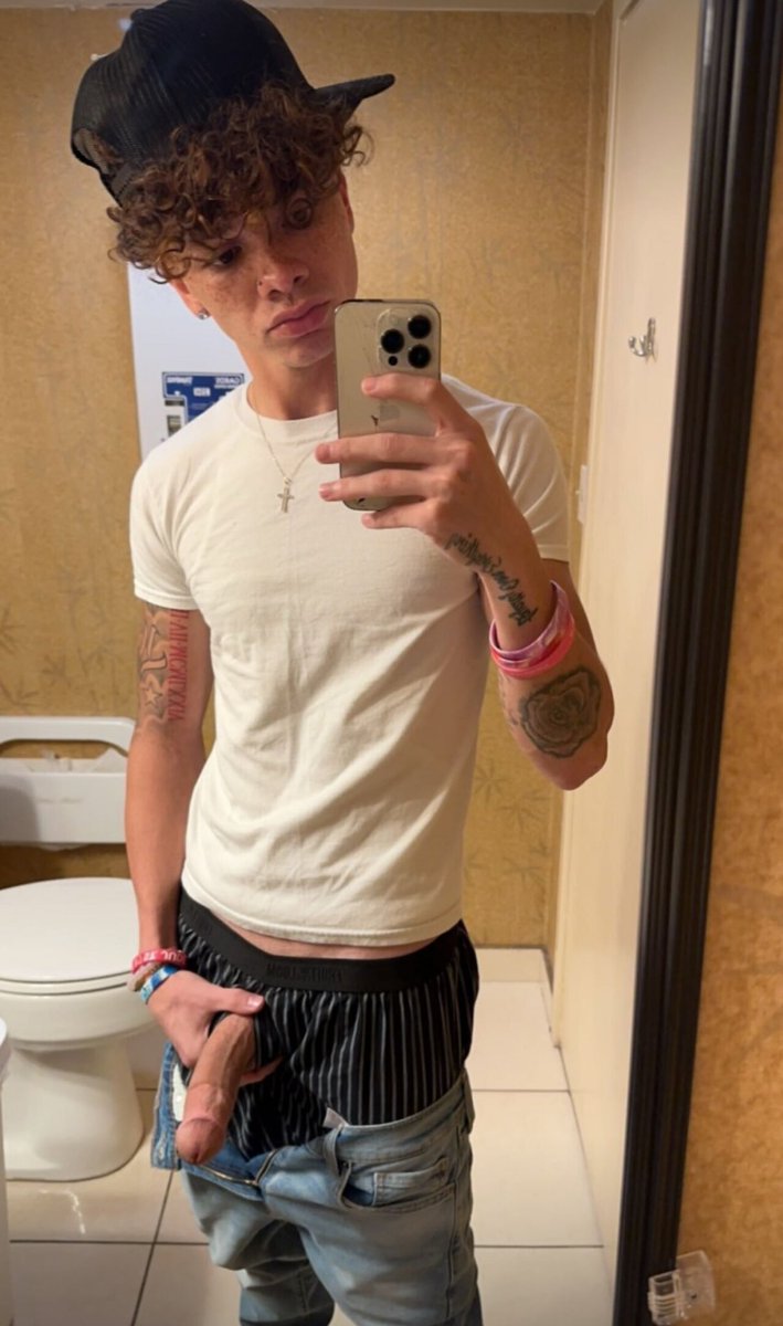 Wataa

onlyfans.com/zlightskin