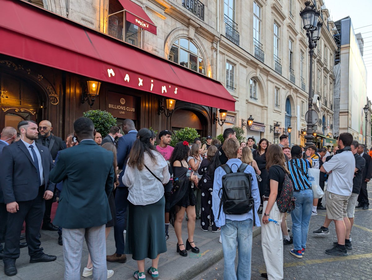 AchrafAmil's tweet photo. @spotifyfrance @MileyCyrus Les plus grands fans invités sont tous restés dehors, bravo pour la déception :) https://t.co/qbpN6uIw3S