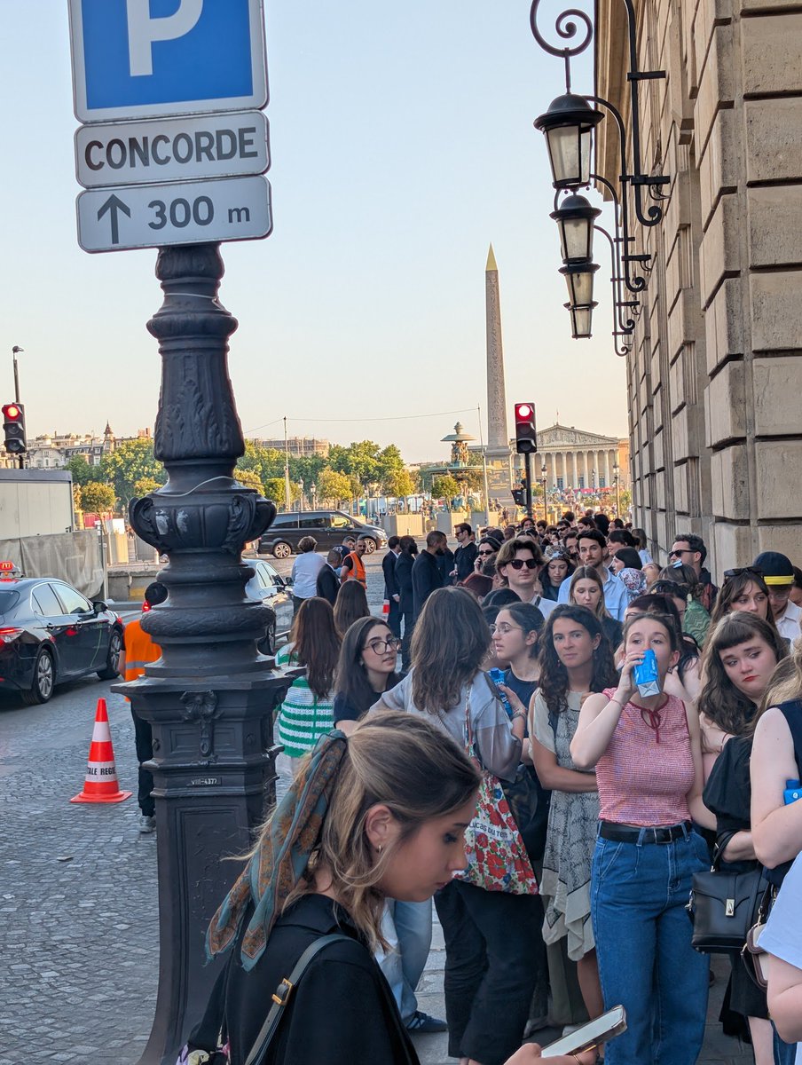 AchrafAmil's tweet photo. @spotifyfrance @MileyCyrus Les plus grands fans invités sont tous restés dehors, bravo pour la déception :) https://t.co/qbpN6uIw3S