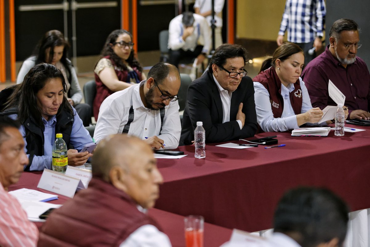 Martí Batres (@martibatres) on Twitter photo Este miércoles me encuentro en Oaxaca. Con el gobernador <a href="/salomonj/">Salomón Jara Cruz</a> y el titular de la <a href="/SEP_mx/">SEP México</a>, <a href="/mario_delgado/">Mario Delgado</a>, llevamos a cabo una Reunión Tripartita con la Sección 22 del SNTE, que forma parte de la CNTE. Este miércoles me encuentro en Oaxaca. Con el gobernador <a href="/salomonj/">Salomón Jara Cruz</a> y el titular de la <a href="/SEP_mx/">SEP México</a>, <a href="/mario_delgado/">Mario Delgado</a>, llevamos a cabo una Reunión Tripartita con la Sección 22 del SNTE, que forma parte de la CNTE.