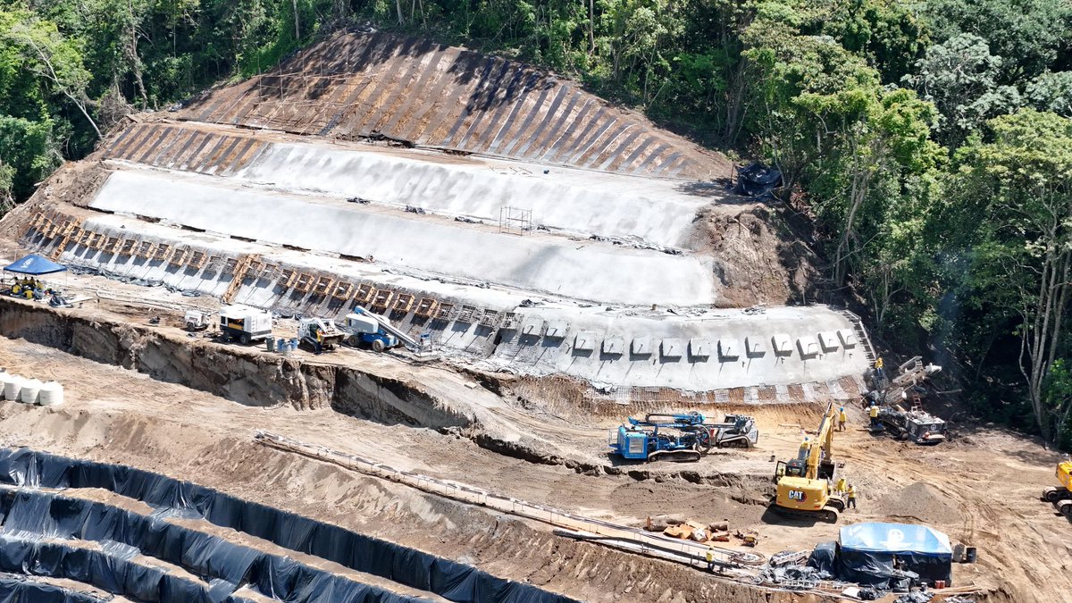 Seguimos trabajando en la realización de anclajes hasta de 38 metros en taludes de la carretera de Los Chorros. 🇸🇻

Esto, como parte de las obras de estabilización en el sector.