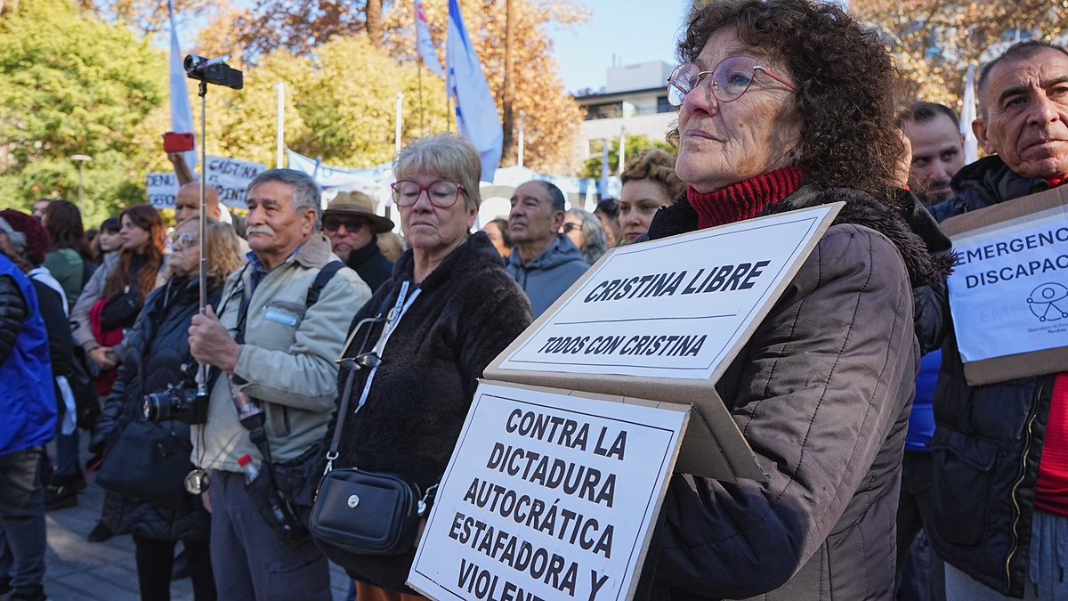 “Será posible que la suerte de este país esté sujeta a una docena de malvados”. Carta de San Martín a Pueyrredón del 3 de octubre de 1816.

Desde la #Mendoza sanmartiniana, repudiamos a los malvados de hoy que persiguen, proscriben y saquean al país.

#CristinaLibre