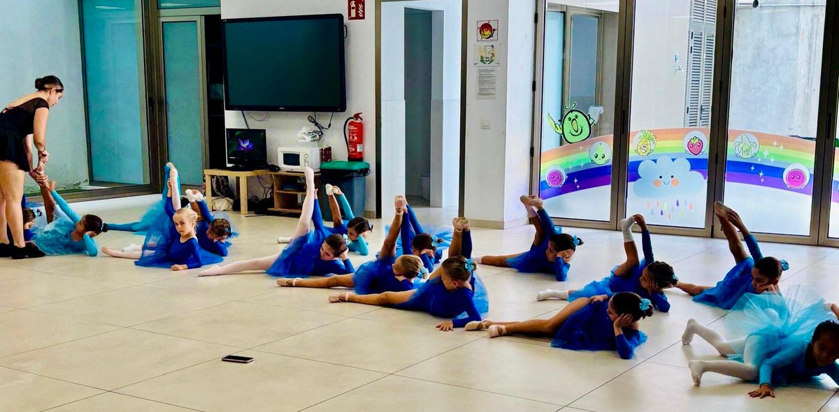 ✨ This afternoon, our Ballet Activity Group 🩰 put on a delightful performance for their families, showcasing what they’ve been learning in class! 💕

Congratulations to Miss María 👏, our wonderful ballet teacher, and to all our amazing little ballerinas! 🎀🩰💖