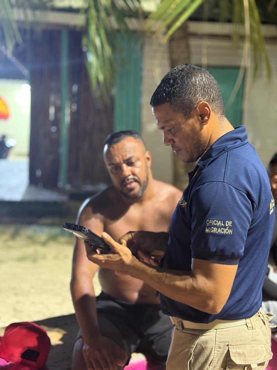 MigracionCol's tweet photo. #SanAndrés | En coordinación con la @PoliciaColombia, @ArmadaColombia, gobierno local y la #OCCRE, @MigracionColombia realizó una jornada de verificación migratoria y sensibilización frente a la #TrataDePersonas y el #TráficoDeMigrantes. https://t.co/kgbmJ3WoCy
