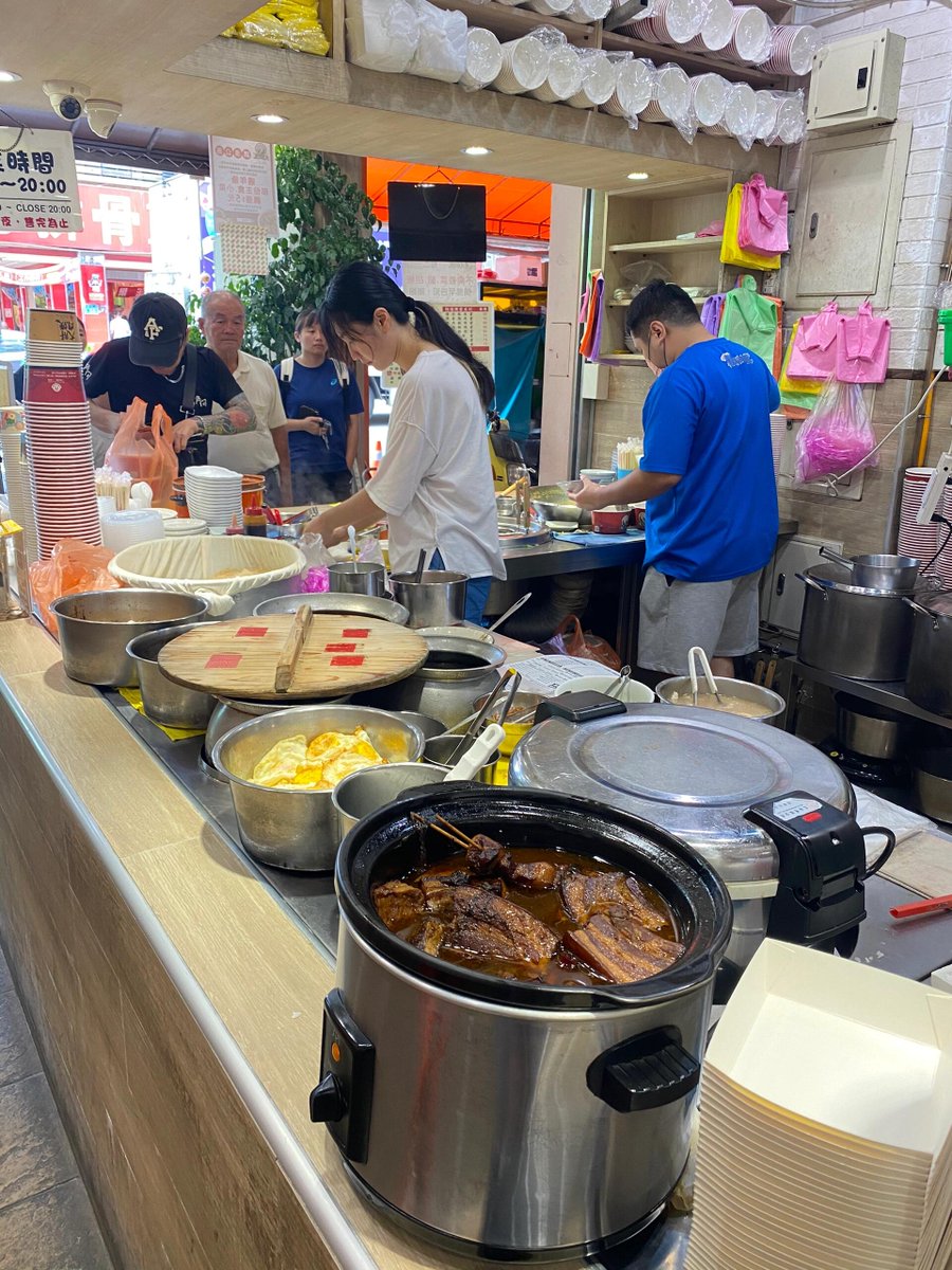 熱々のスープと美味しい具材がたっぷりの麺料理は、心も体も温まる味✨   現地の活気ある雰囲気の屋台で作られた食べ物、最高の体験でした📷   次回訪問する機会があればまた絶対に立ち寄りたい場所です