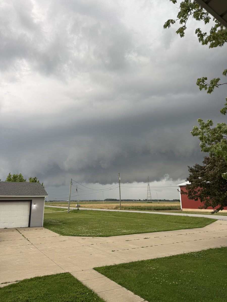 sagelexus4's tweet photo. @ryanhallyall oak harbor ohio before the storm hit https://t.co/7sF16c9nDm