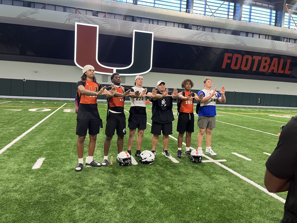 JRTell15's tweet image. WOW what a great experience I had today at THE University of Miami going on a VISIT prior to camp got taught A lot of new things and got to work on my craft! GO CANES 🙌🧡💚 @CanesFootball  @CoachBerry247 @JensenFootball @caffeyjbhs @DaruStrong @coach_cristobal @CoachWoodiel…