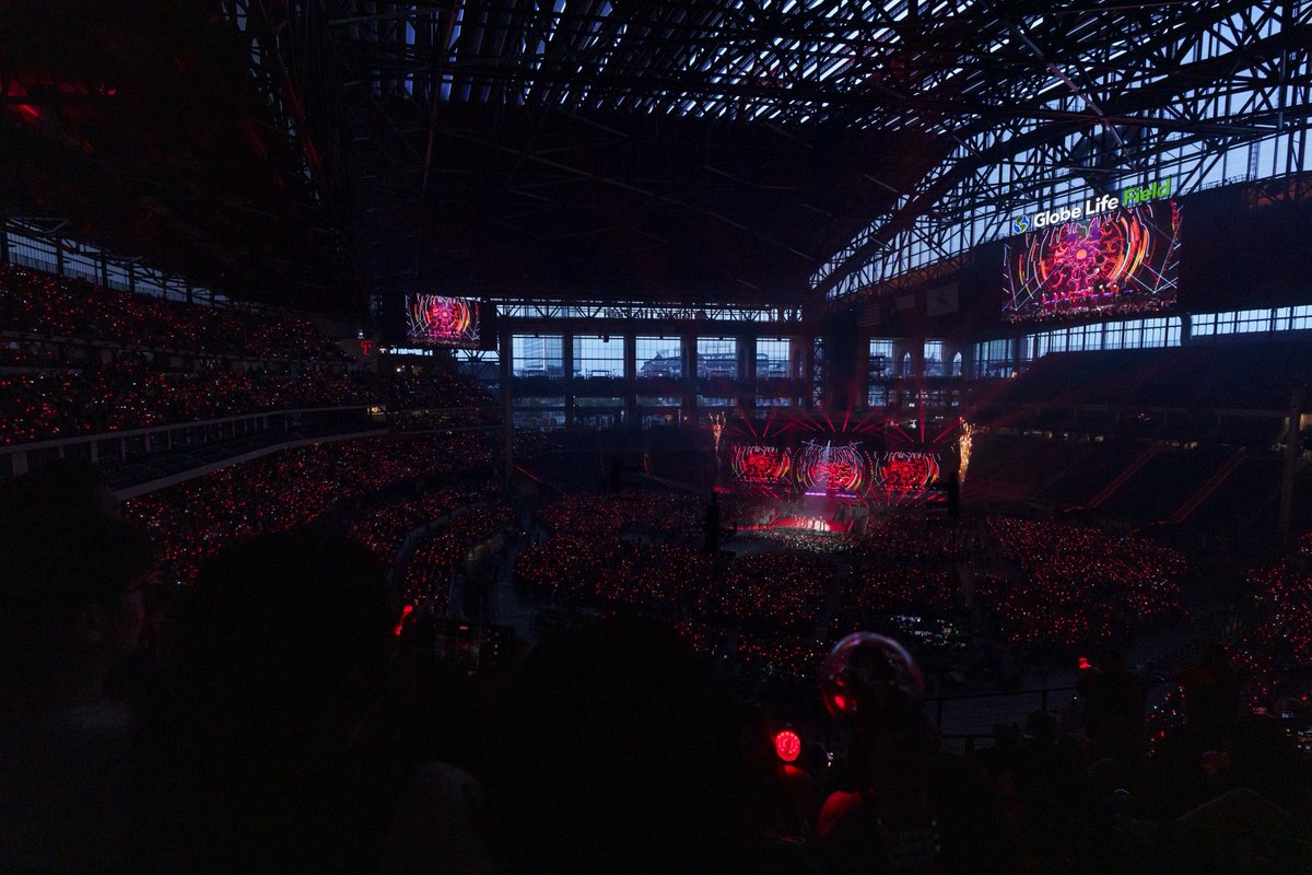 Genius_kor's tweet photo. Everything is bigger in Texas &amp; Stray Kids matched that energy! Genius Korea had the honor of attending night one of #StrayKids (@Stray_Kids)’s takeover of @GlobeLifeField in Arlington as part of their #dominATE World Tour! Read our concert review now!

🔗 https://t.co/LwH2xizkUn https://t.co/oDVILVpT5n