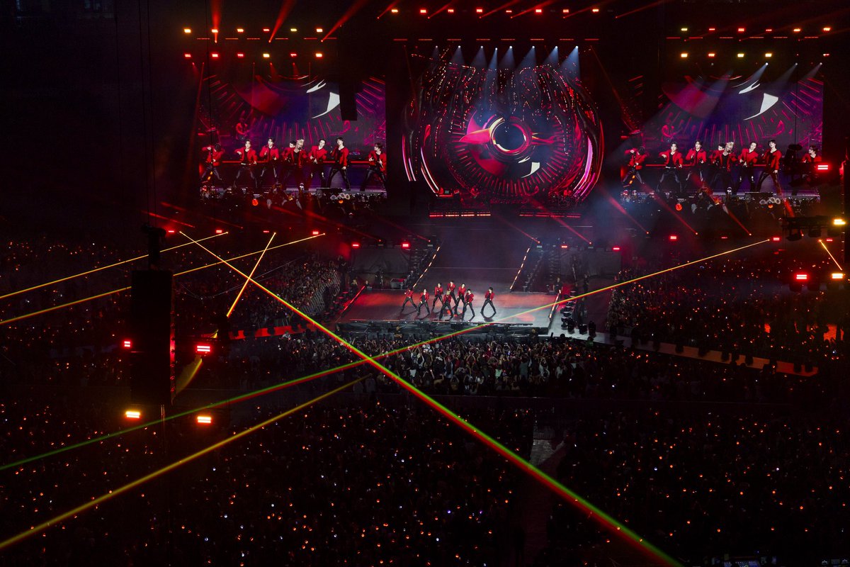 Genius_kor's tweet photo. Everything is bigger in Texas &amp; Stray Kids matched that energy! Genius Korea had the honor of attending night one of #StrayKids (@Stray_Kids)’s takeover of @GlobeLifeField in Arlington as part of their #dominATE World Tour! Read our concert review now!

🔗 https://t.co/LwH2xizkUn https://t.co/oDVILVpT5n