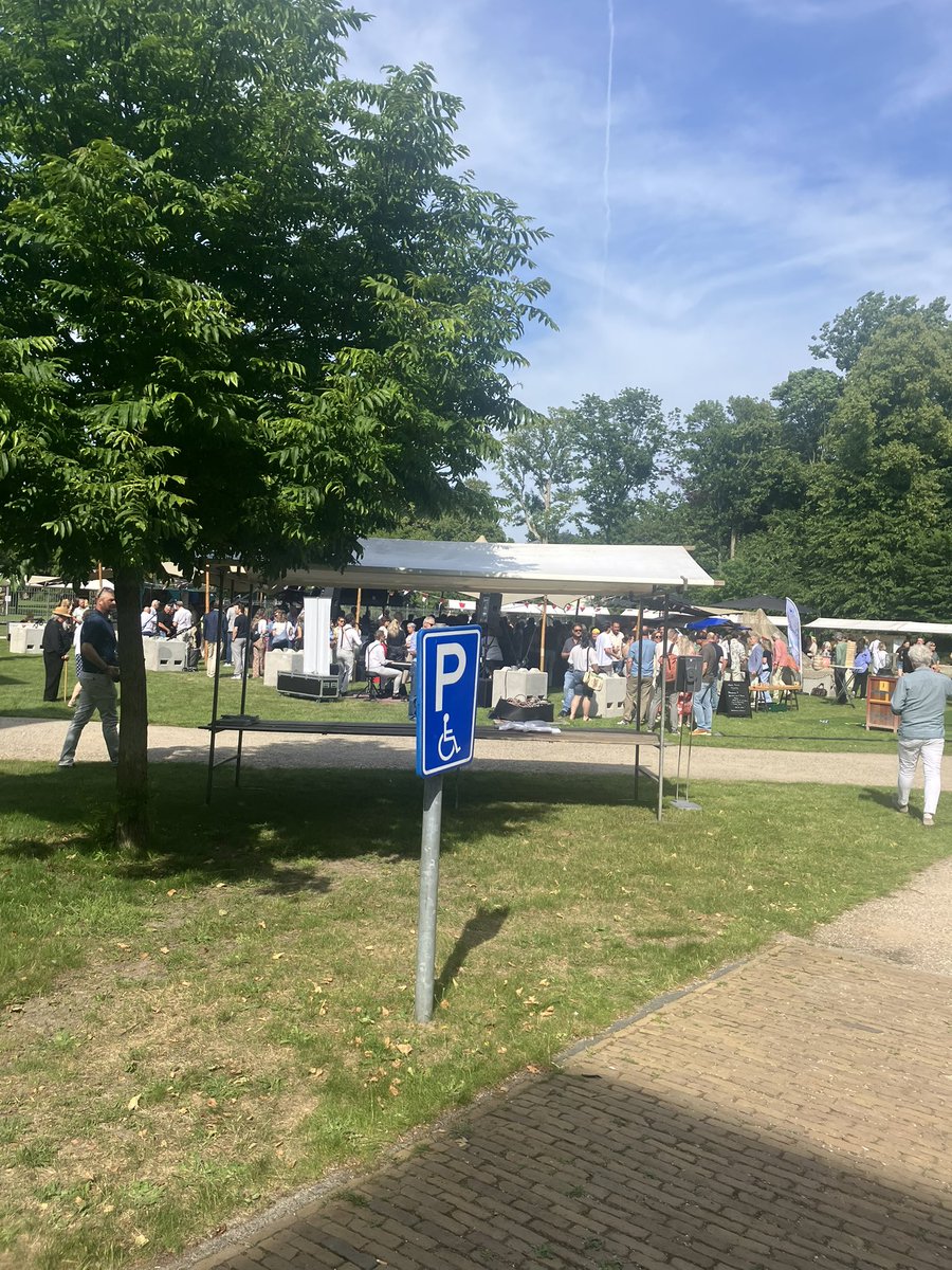 Haringparty #HaarlemMarketing <a href="/haarlem/">haarlem</a> in weelderige tuin #Provinciehuis . Ondernemers, maatschappelijk middenveld, politici, kortom tout Haarlem. Ik mocht <a href="/Pletterij/">Pletterij Haarlem</a> vertegenwoordigen, met plezier !