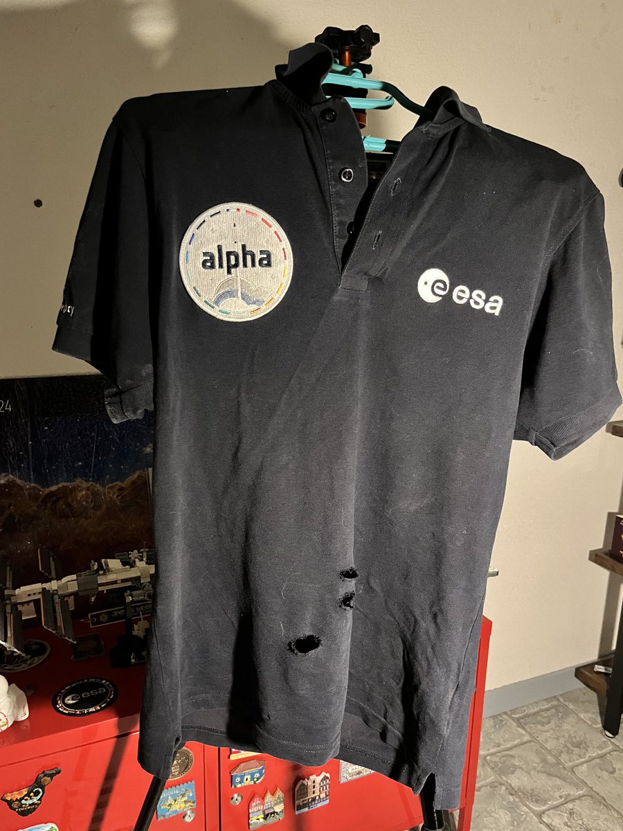 Caroline_1708's tweet photo. Hier soir en voulant sauver un chaton coincé dans mes thuyas, j’y ai laissé mon polo de l’ESA 😅 Ça en valait la peine, mais impossible de racheter le polo car le nouveau shop de l’ESA est nul et propose plus rien 😭 Monsieur @Thom_astro aidez-moi svp il me refaut votre polo 🙏🏼🤞🏼 https://t.co/6d40EoU551