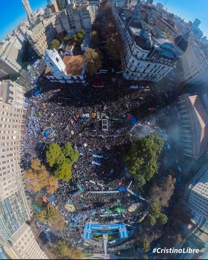 😎 Terminaron haciendo q 1.000.000 d personas (sólo en Plaza de Mayo..) se junten a ESCUCHAR UN AUDIO D WHATSAPP‼️
✅ Y en las provincias del interior otros 1.500.000, TOTAL: 2.500.000. Eso lo puede el AMOR y AGRADECIMIENTO hacia la conductora del pueblo soberano: <a href="/CFKArgentina/">Cristina Kirchner</a>.
