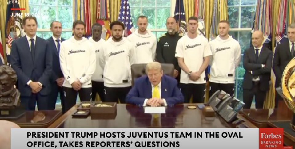 🇺🇸 Donald Trump répond aux questions de la presse, notamment sur la situation en Iran et au Moyen Orient, avec les joueurs de la Juventus derrière lui. 

Il faut le voir pour le croire