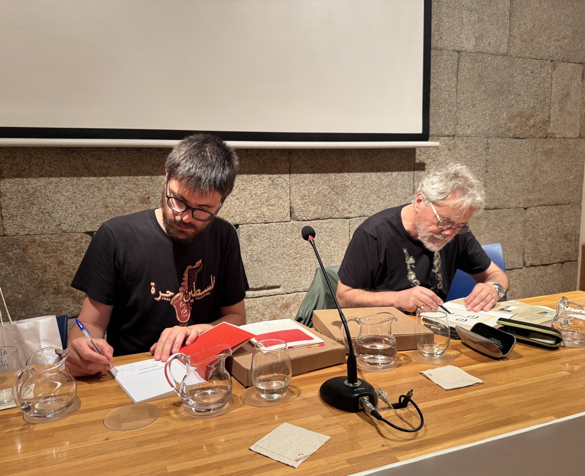 Hoxe entregáronse en Compostela os Premios da crítica 2024. 

<a href="/DanielSalgadoGa/">Daniel Salgado García</a>  cos “Poemas realistas” , editados por Apiario, e Manuel Rivas coa “Tras do ceo” editada por <a href="/Xerais/">Xerais</a> , encheron a sala de palabras  coma teclas do piano de Cecil Taylor, amuletos para a era do Mayday.