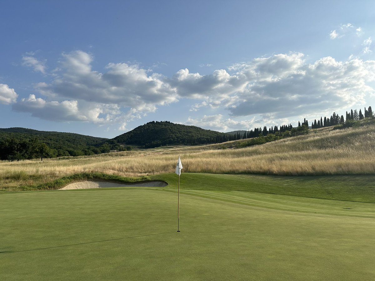 Proud to celebrate the transformation of Castiglion del Bosco, following a renovation of bunkers, cart paths, drainage and irrigation. 

Huge praise to the CdB agronomy team lead by Alessio Chiarini and Stefano Civale.

#CastiliondelBosco #PushingTheEdge #GolfAgronomy