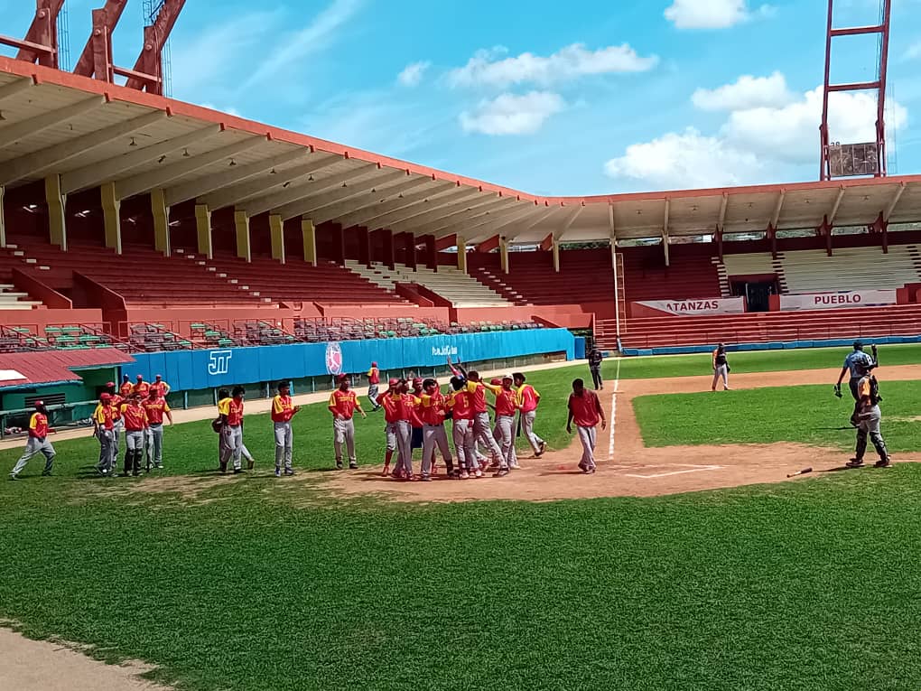 Los Cocodrilos de Matanzas superaron a los Leopardos de Villa Clara por otro cerrador marcador de 2 a 1 para asegurar la subserie de 3 partidos.
#PeriodicoGiron :
giron.cu/2025/06/18/mat…