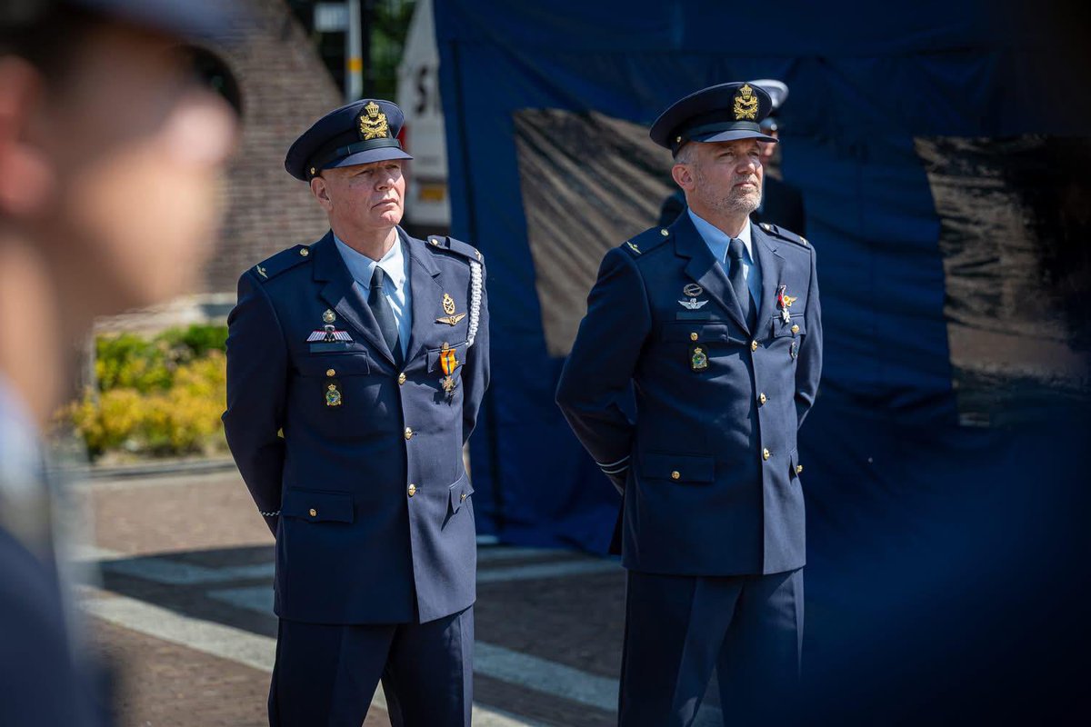 Ere wie ere toekomt! 

Adjudant Paul kreeg vandaag, een dapperheidsonderscheiding (Bronzen Kruis) voor zijn inzet (toen nog als marinier) in Irak. Kapitein Michiel het Vliegerkruis voor zijn inzet in Afghanistan. Paul, Michiel, van harte met deze meer dan terechte erkenning