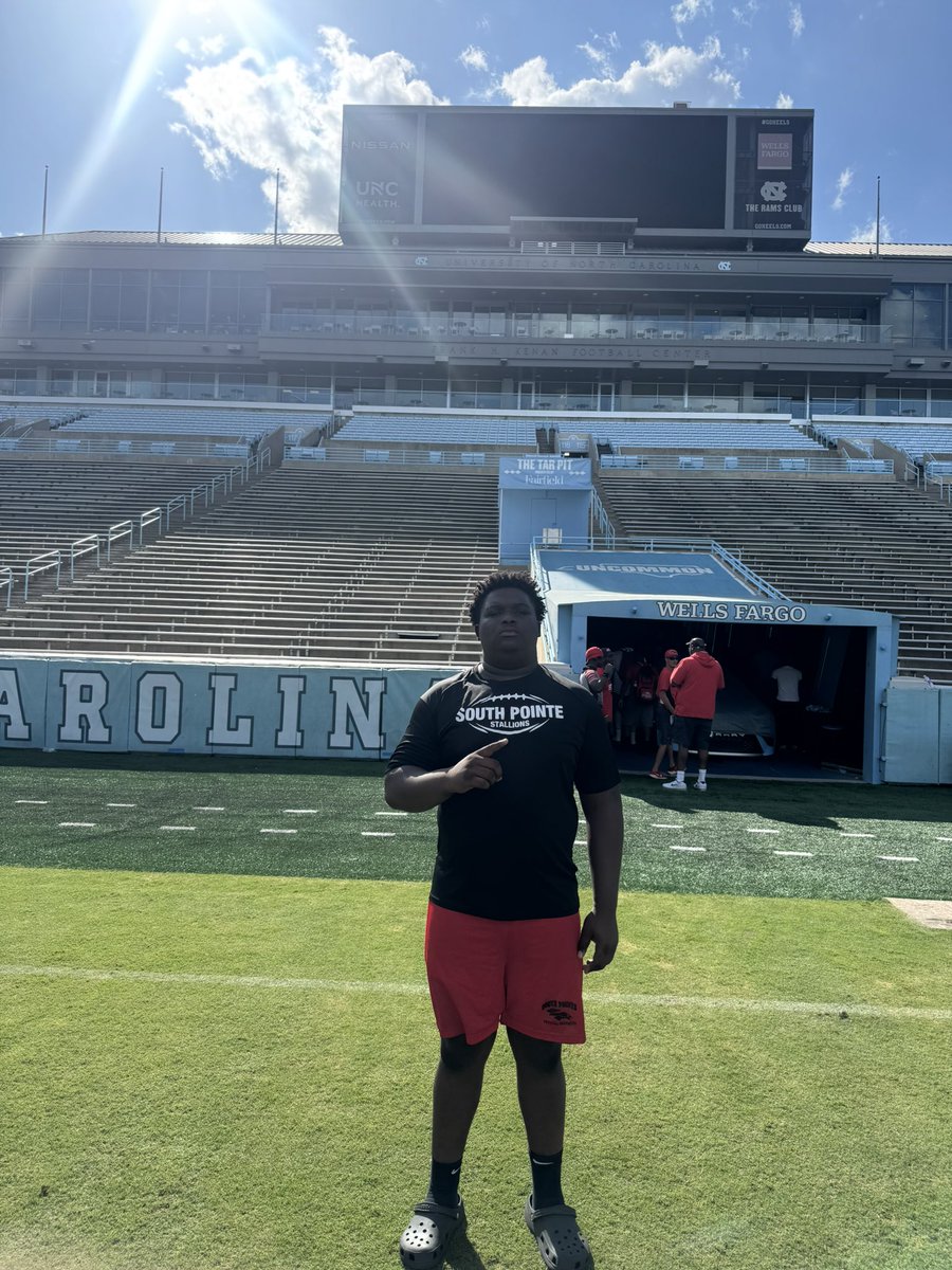 BIGBOYLEE2026's tweet image. Had a great day at unc thanks for the hospitality! 5-0 day!!#Goheels 🩵🐏@southpointeFBSC @FootballSPHS @Hold_2017 @G_Yeldell7 @CoachDingle @CoachPete1017 @coach_cavery !!