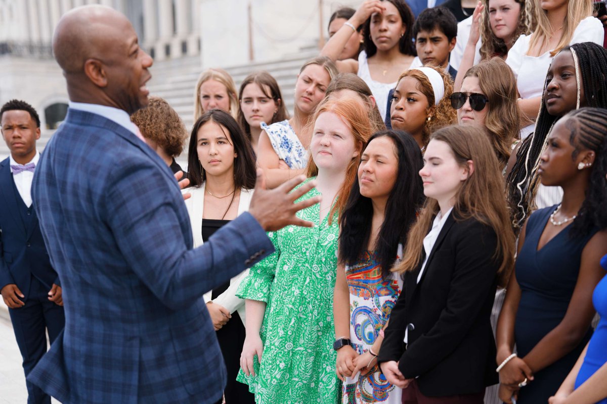 SenatorTimScott's tweet photo. Today, I talked with these amazing teens who are learning about electric co-ops and how they provide reliable and affordable electricity to many municipalities around South Carolina. With budding community leaders like these, South Carolina’s future is definitely bright! https://t.co/uX1WeDnDyP