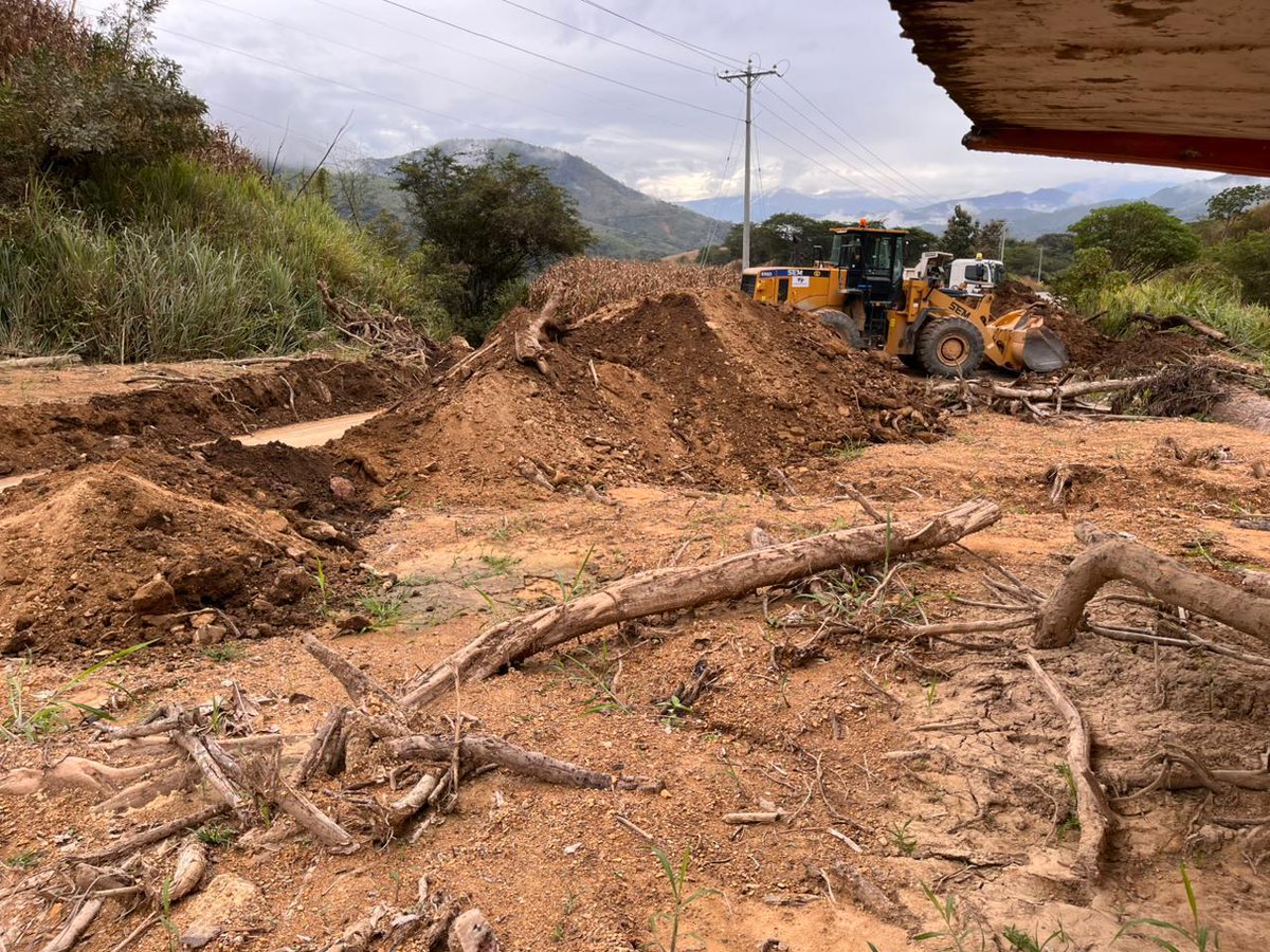 #Loja | Trabajamos en la limpieza y desalojo de material suelto en la vía E50 Chaguarpamba - Rio Pindo producto de deslizamientos.

🚜Intervenimos en la conformación del Camino piloto en el Cerro Tintanil, sector Guaduas.
🤝Tareas conjuntas con las empresas EcuaCorrientes,