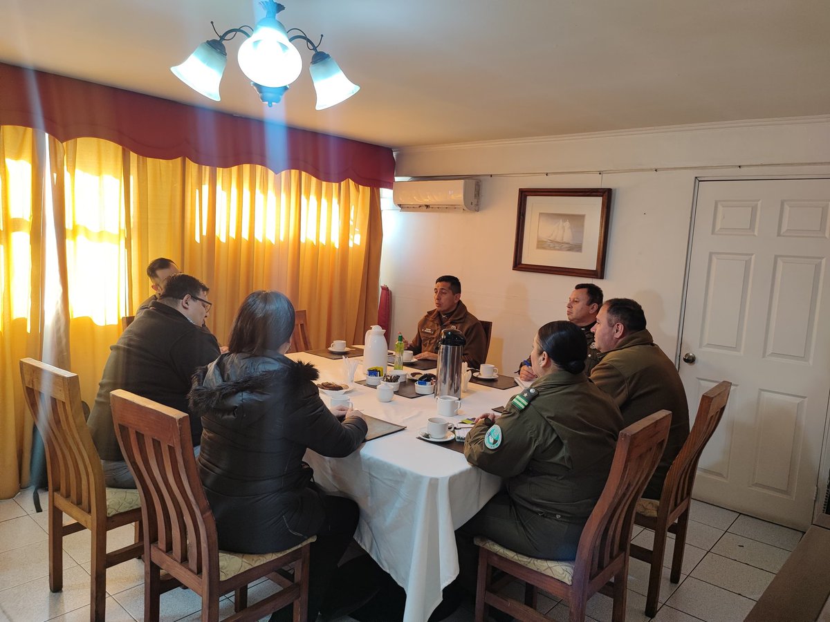 Carabineros Prefectura Cordillera (@carabprefcord) on Twitter photo #PuenteAlto: Carabineros de la 20ª Comisaría, presidida por el Comisario (S) y <a href="/CarabMicc/">Carab. Plan Cuadrante e Integración Comunitaria</a>, se reúnen con el Jefe de Seguridad Walmart Chile, a fin de abordar problemáticas de seguridad que afectan a locales ubicados en el sector.
#CarabinerosDeTodos #PuenteAlto: Carabineros de la 20ª Comisaría, presidida por el Comisario (S) y <a href="/CarabMicc/">Carab. Plan Cuadrante e Integración Comunitaria</a>, se reúnen con el Jefe de Seguridad Walmart Chile, a fin de abordar problemáticas de seguridad que afectan a locales ubicados en el sector.
#CarabinerosDeTodos