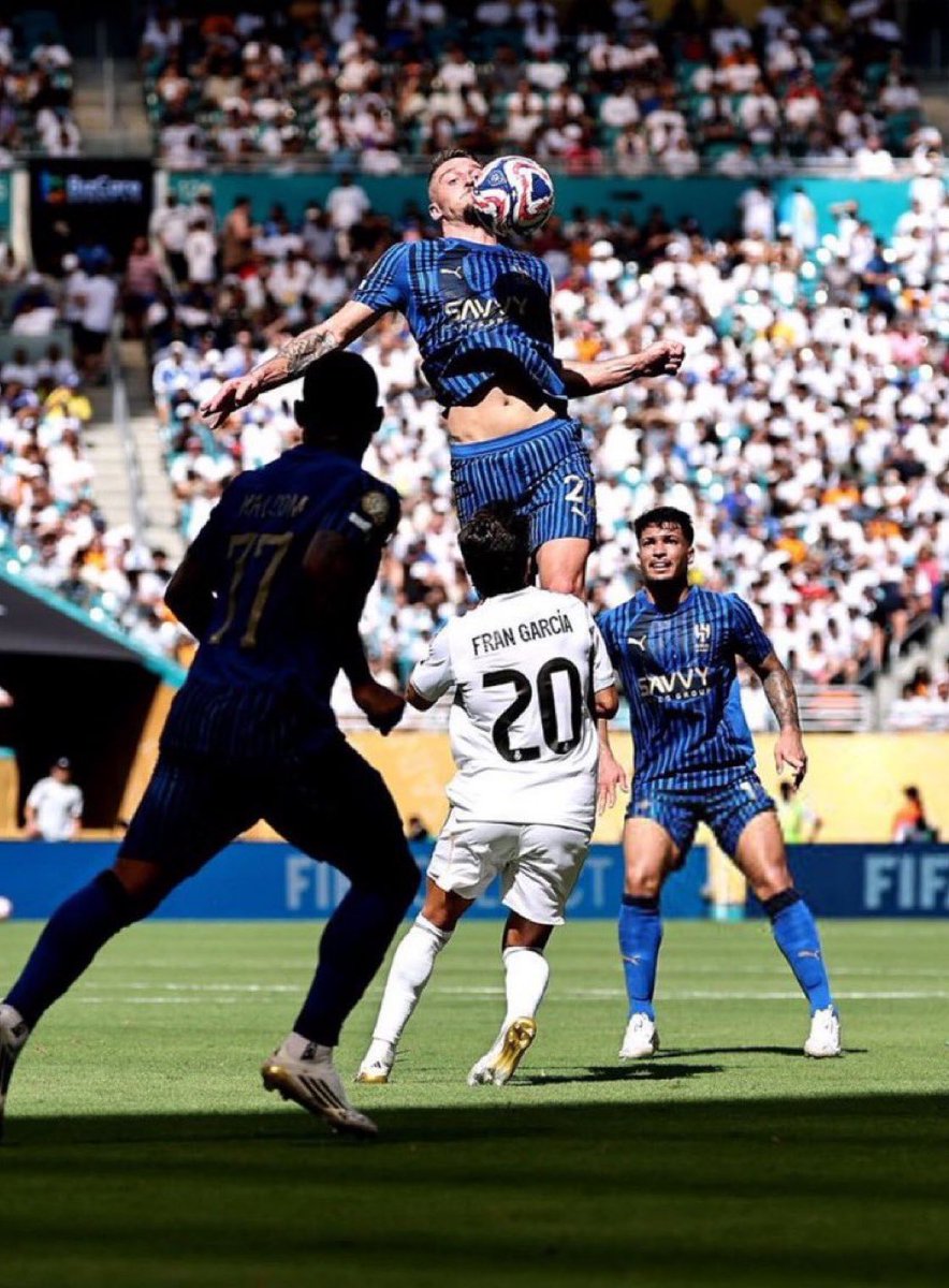 الفرحة ليست على نتيجة

الفرحة على قُدرة الهلال في قفز المسافات الشاسعة بين مدريد اللي يملك تشكيلة 12ضعف القيمة السوقية للهلال، داخل وهو مدعم دفاعه بثنائي قيمتهم السوقية140M

فوارق اكبر من أن تُعرّف
الهلال ضرب بها عرض الحائط
بدون صفقة واحدة
بإصابات لا تقف
كنا افضل من ريال مدريد💙