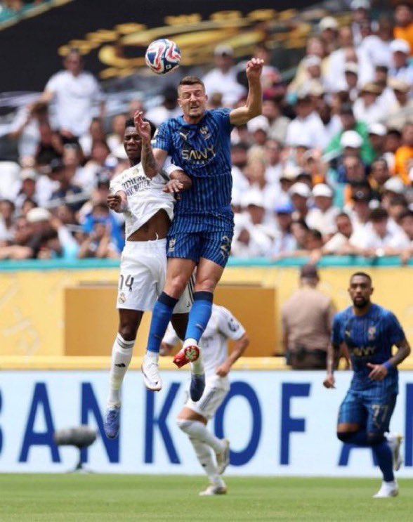 naseer_als1's tweet photo. كرياضي سعودي انت امام خيارين لا ثالث لهما :

 اما ان تفتخر بـ الهلال علناً ، او ان تفتخر بـ الهلال بينك وبين نفسك

في الاخير شعور الفخر سينتابك وانت حر في طريقة اظهاره
 #الهلال_ريال_مدريد https://t.co/UiRpSybsvg