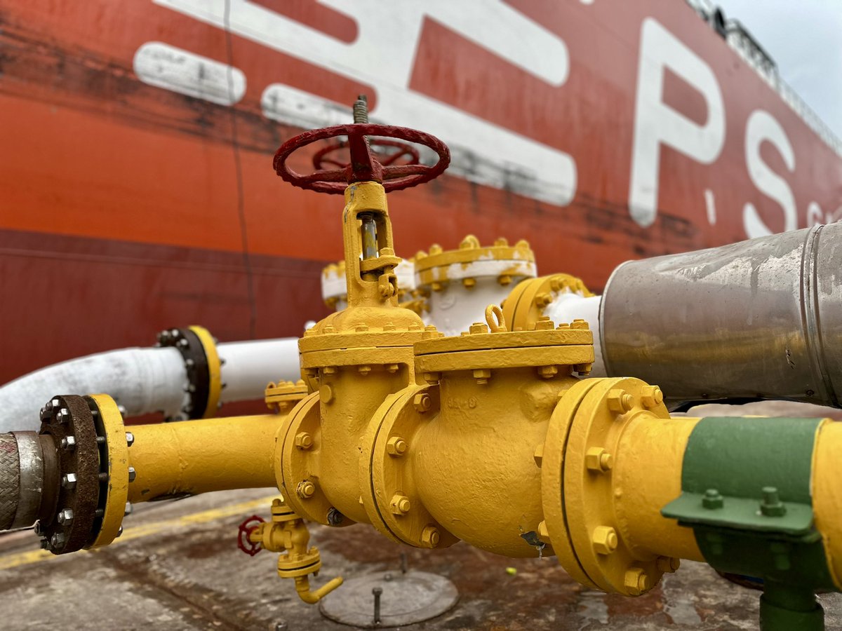 Nuestra infraestructura estratégica en la Sociedad Portuaria y la operación ininterrumpida, aseguran el suministro que transforma el agro y fortalece al país.

Estamos #HechosDeColombia, hechos para crecer.