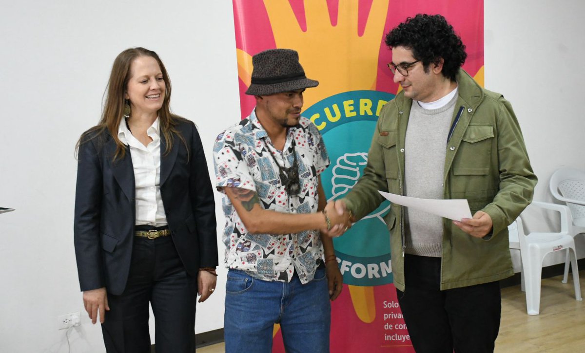 integracionbta's tweet photo. #EsNoticia I Desde el Centro de Desarrollo Comunitario María Goretti, en #BarriosUnidos, celebramos la graduación de 2️⃣4️⃣ personas en la Escuela de Emprendimiento de El Camino para habitantes y exhabitantes de calle.

#AquíSíPasa
#AcuerdosTransformadores

Abrimos hilo 🧵 https://t.co/XELxKliQsg