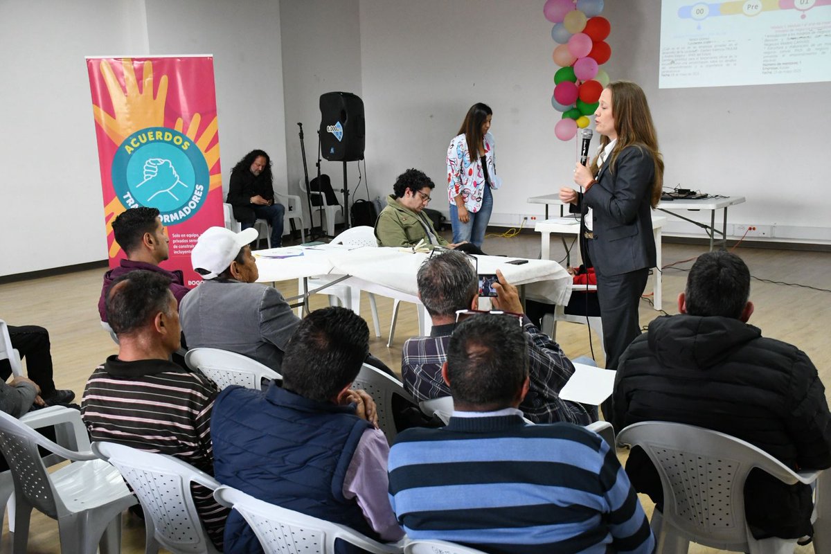 integracionbta's tweet photo. #EsNoticia I Desde el Centro de Desarrollo Comunitario María Goretti, en #BarriosUnidos, celebramos la graduación de 2️⃣4️⃣ personas en la Escuela de Emprendimiento de El Camino para habitantes y exhabitantes de calle.

#AquíSíPasa
#AcuerdosTransformadores

Abrimos hilo 🧵 https://t.co/XELxKliQsg