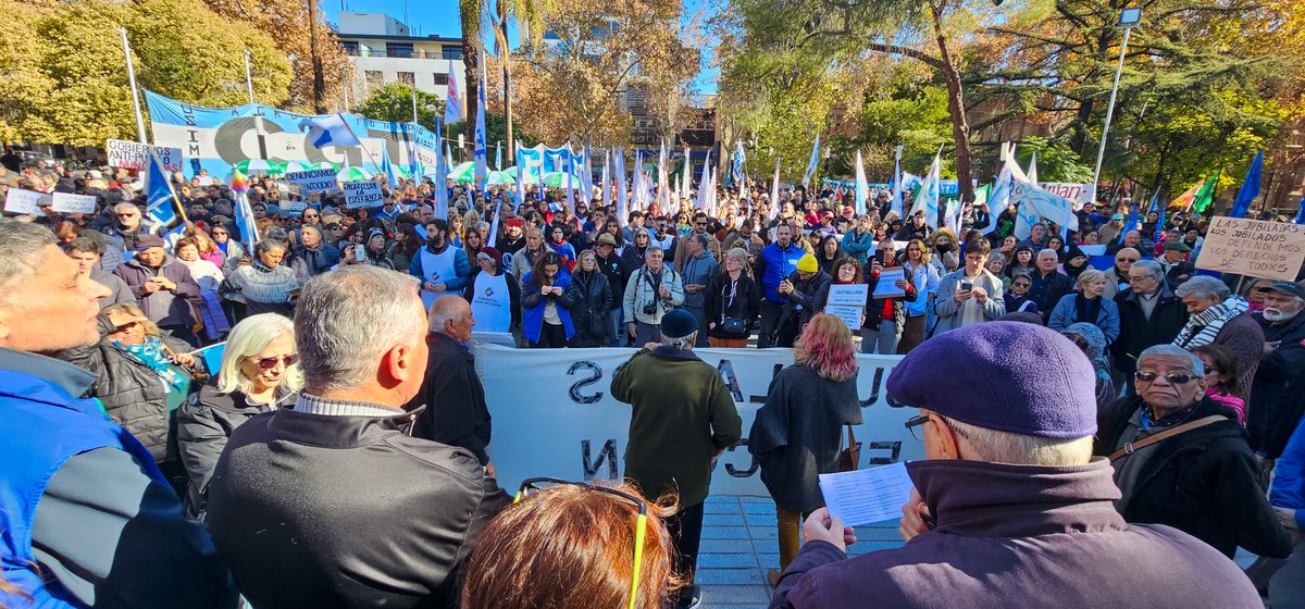 VPopularMza's tweet photo. "Hoy es el momento de defender la democracia con las mismas herramientas con la que la construimos. Sin violencia, sin miedo. Con coraje, con amor por esta patria que tantas veces quisieron arrodillar"
#Mendoza #ArgentinaConCristina #CristinaLibre
❤️🇦🇷 https://t.co/i1bhOL7Gfo