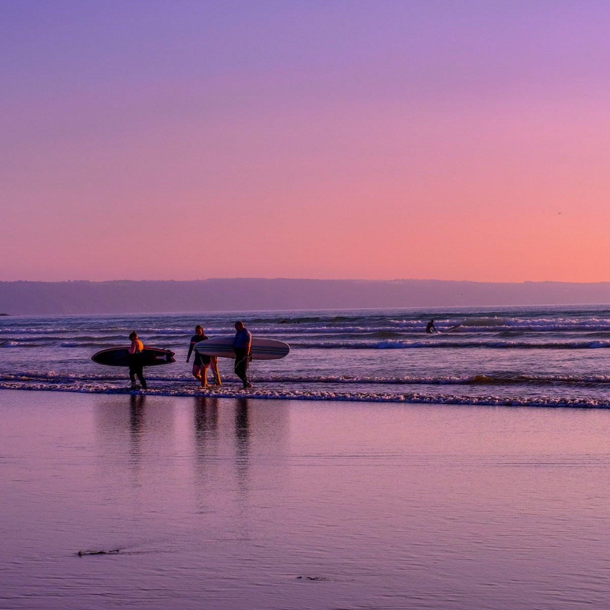 thisdevon's tweet image. Beach was alive with families, surfers and bodyboarders with the odd #SUP on the side. Perfect end to the day. #devon #this_devon @NorthamBurrows