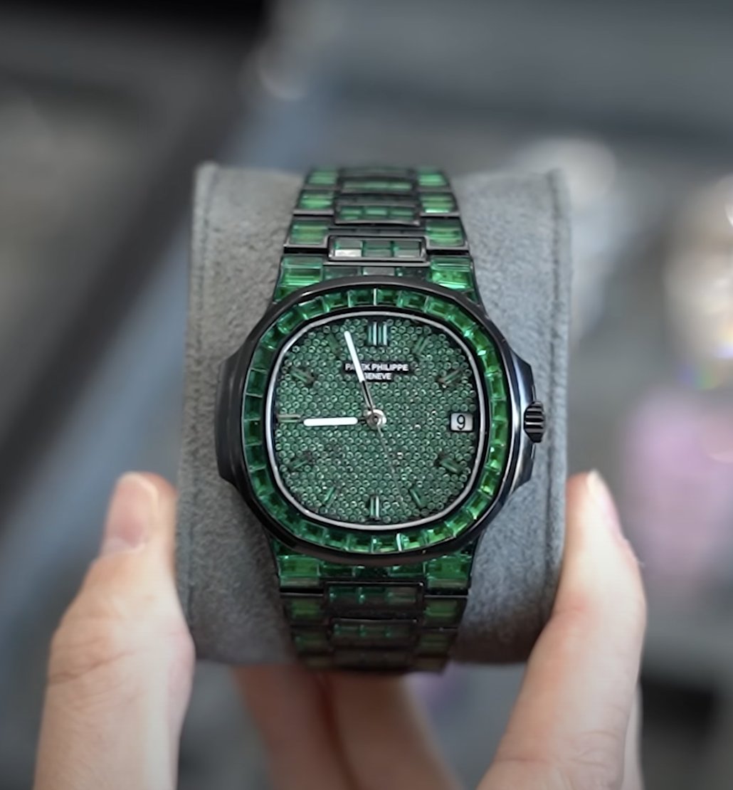I met Andrew Tate at a house party 3 years ago and he told me (to my face) that the watch he's wearing in this photo cost him $450,000 - he even let me try it on and look at it in detail.

Turns out the dealer who sold it to him just revealed that Tate was chatting absolute
