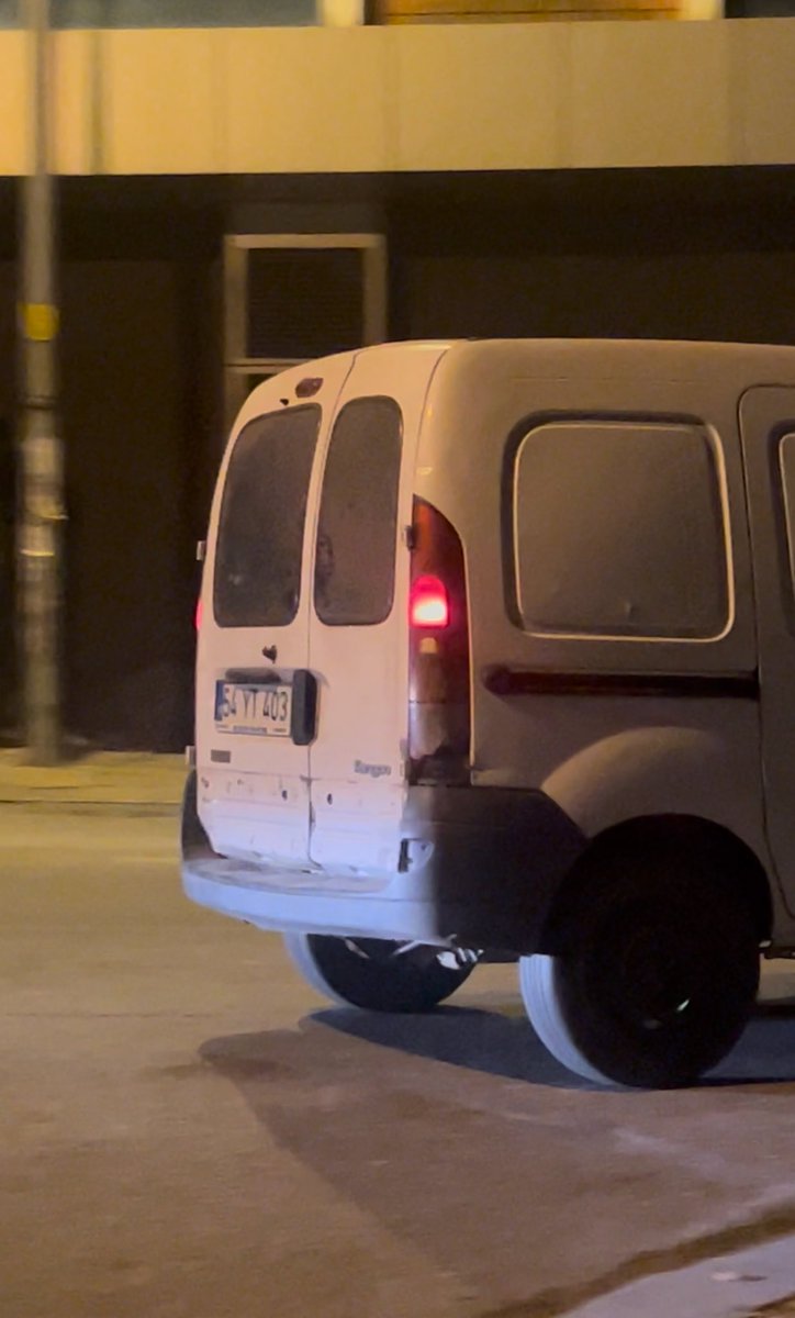 54 YT 403
lütfen bu araç plakasını yayın ve dikkat edin evime kadar takip edildim fark edip bağırdım içinde 40 yaş civarında bir erkek vardı elim titreyerek yazıyorum çünkü aşırı korktum ve evde tek kalıyorum sadece kadın olduğum için her an korkarak yaşamaktan yoruldum