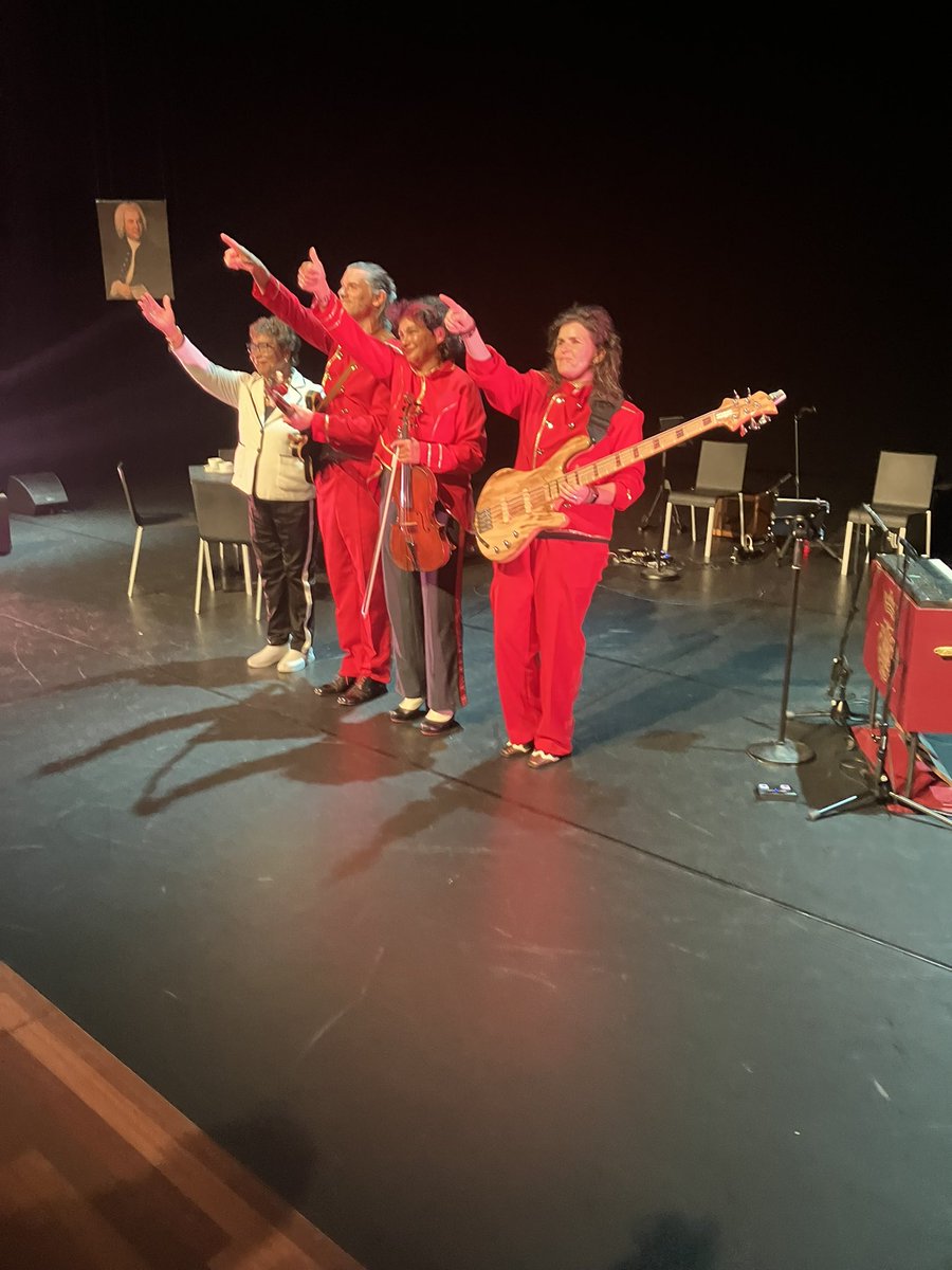 Hoezo Bach ? In <a href="/schuurhaarlem/">Schuur</a> met #EstherApituley en #NoralyBeyer en musici. Mooie mix pop en Bach, muziek en theater.