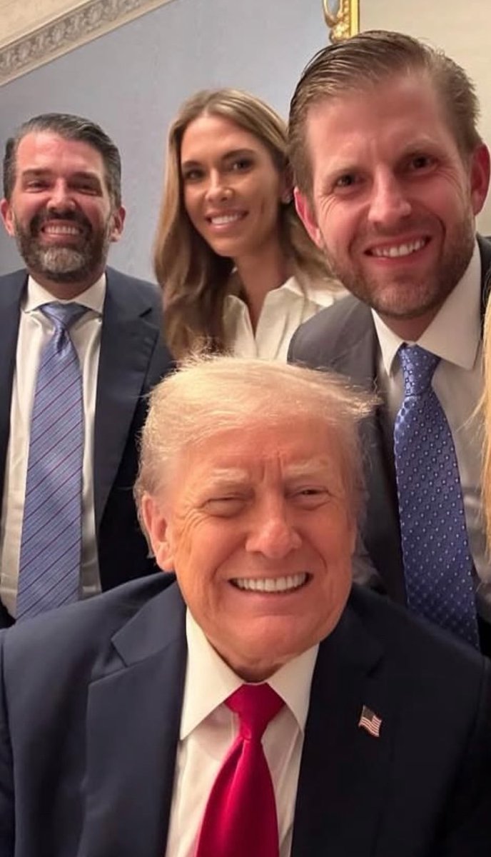 BatScientist's tweet image. #Colgate….”because your smile was meant to last a lifetime…even through indictments, depositions, proxy wars and awkward family photos. 😁🇺🇸
#Trump #ColgateSmile #FamilyBusiness