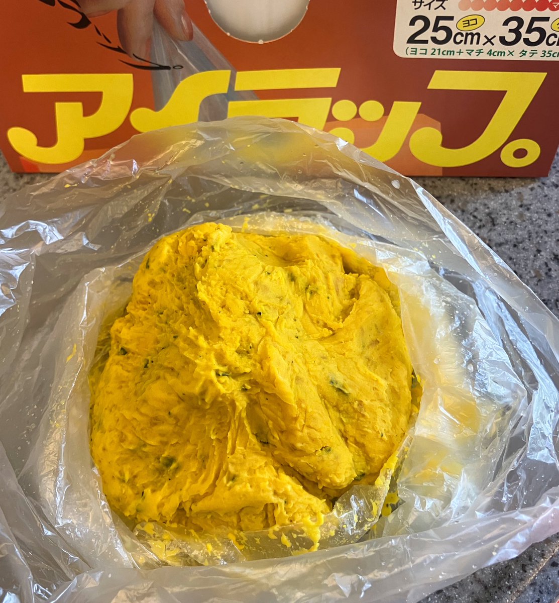 かぼちゃ1/4をアイラップに入れ、600W6分加熱し、マヨネーズとヨーグルト各大さじ3、塩コショウを加えて袋で揉むと、美味しいかぼちゃサラダが完成します。