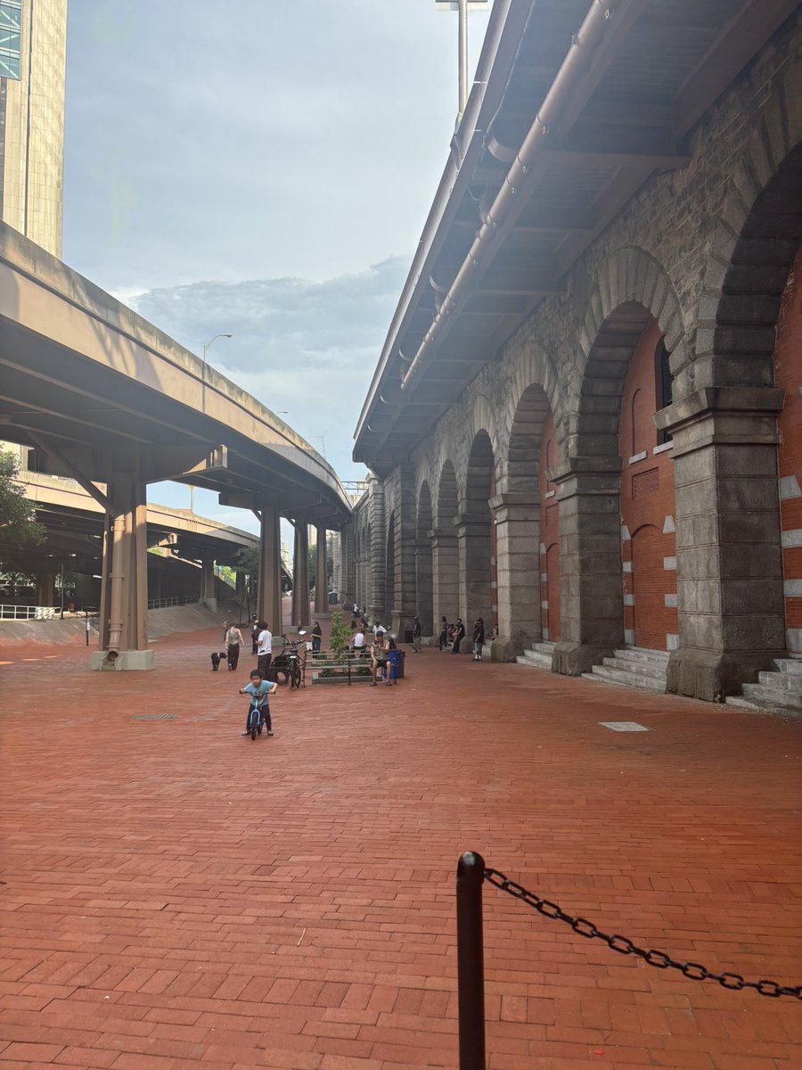 Finally had a chance to stop by the newly re-opened Brooklyn Banks and wow is this a great addition to the neighborhood, even for a non-skater like me. Government doing good things! We love to see it!