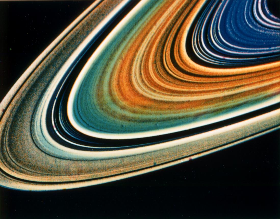 NASAVoyager's tweet image. Our Saturn encounters occurred nine months apart, in November 1980 and August 1981.
Some of the greatest surprises were found in the planet's rings, like this pic V2 took from a distance of 8.9 million km (5.5 million mi). Explore more: science.nasa.gov/mission/voyage…