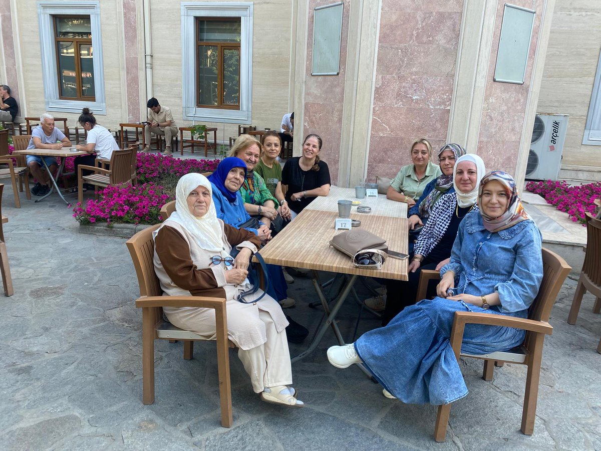 📍 Cumhuriyet Mahallesi 
 
AK Parti Nilüfer İlçe Kadın Kolları;Teşkilat Başkanımız Nuray Özsavaş, Başkan Yardımcımız Melek Yalpı, Cumhuriyet Mahalle Başkanımız Zübeyde Seda Koca ile Birlikte Mahalle Toptantılarını Gerçekleştirdiler.

Birlikte daha Güçlü ve daha Yaşanabilir