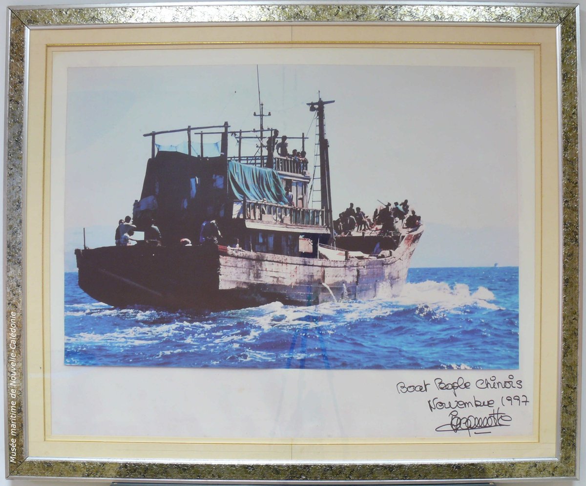 📸2 photos offertes au musée : mémoire d’un épisode fort.
⚓ En 1997, 110 boat people chinois échouent en #NouvelleCalédonie. Ils demandent l’asile, mais sont retenus des mois dans des conditions difficiles.
Un drame humain, un élan de solidarité.
➡️ Vous vous en souvenez ?