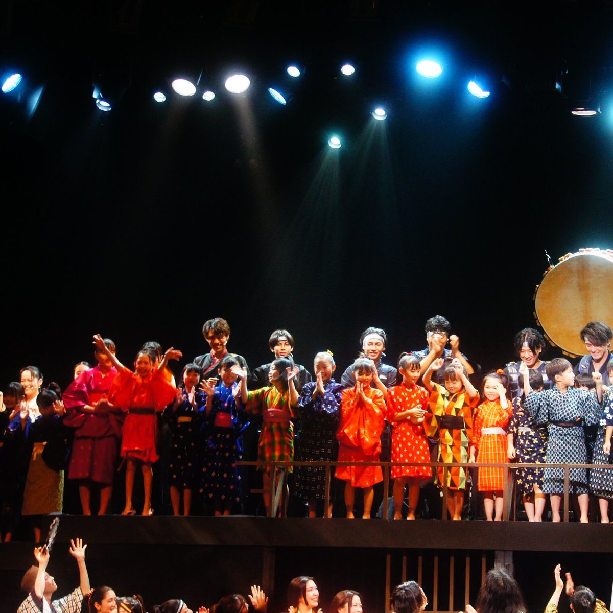 歌い手さん達
ギリシャ劇のコロスとかミュージカルのアンサンブルともなんか違う存在で、ナチュラルに馴染んでるシーンもあれば、バチバチの存在感で威圧される。歌声だけじゃなくて表情や佇まいなど表現力も素晴らしかったです。何度か観ていくと曲の前奏で「来るぞ！」とワクワクしていました
#雷鼓