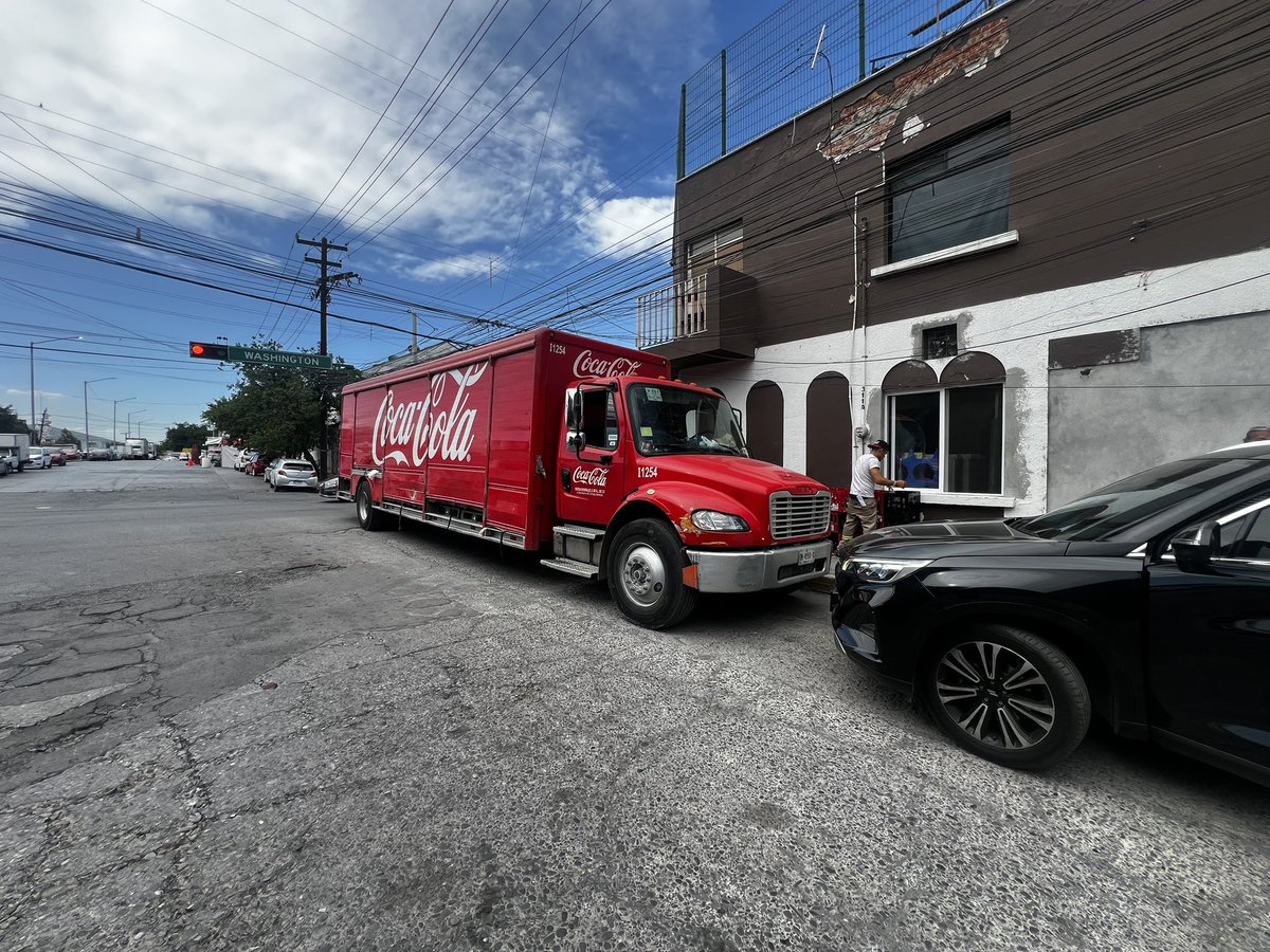 ragleal's tweet photo. @telediariomty los choferes de @CocaColaMx se sienten dueños de la ciudad, se estacionan en contra, se n línea amarilla, y me dejaron encajonado, vieron que no podía salir y no hacían nada… https://t.co/N7VTEzLIBh