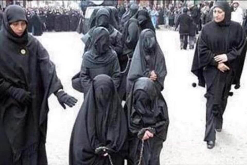 SebriWeli24's tweet photo. Dem ne dema hespên serxoş bû. Lê ew dem dema kerên omedê bû; jin, zarokên hûrik û ezebên li ber miradan dibirin û di bazara koleyan da bi navê Islamê difrotin... https://t.co/fvulCXhGPk