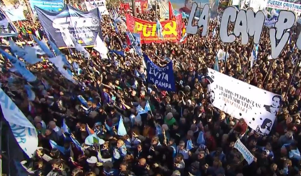#18J Plaza de Mayo

Multitudinaria movilización contra la persecución y proscripción de Cristina Kirchner

Masiva expresión popular ante la condena y la proscripción de la presidenta del PJ, promovidas por una Corte que avala el avance represivo y autoritario del gobierno
🧵