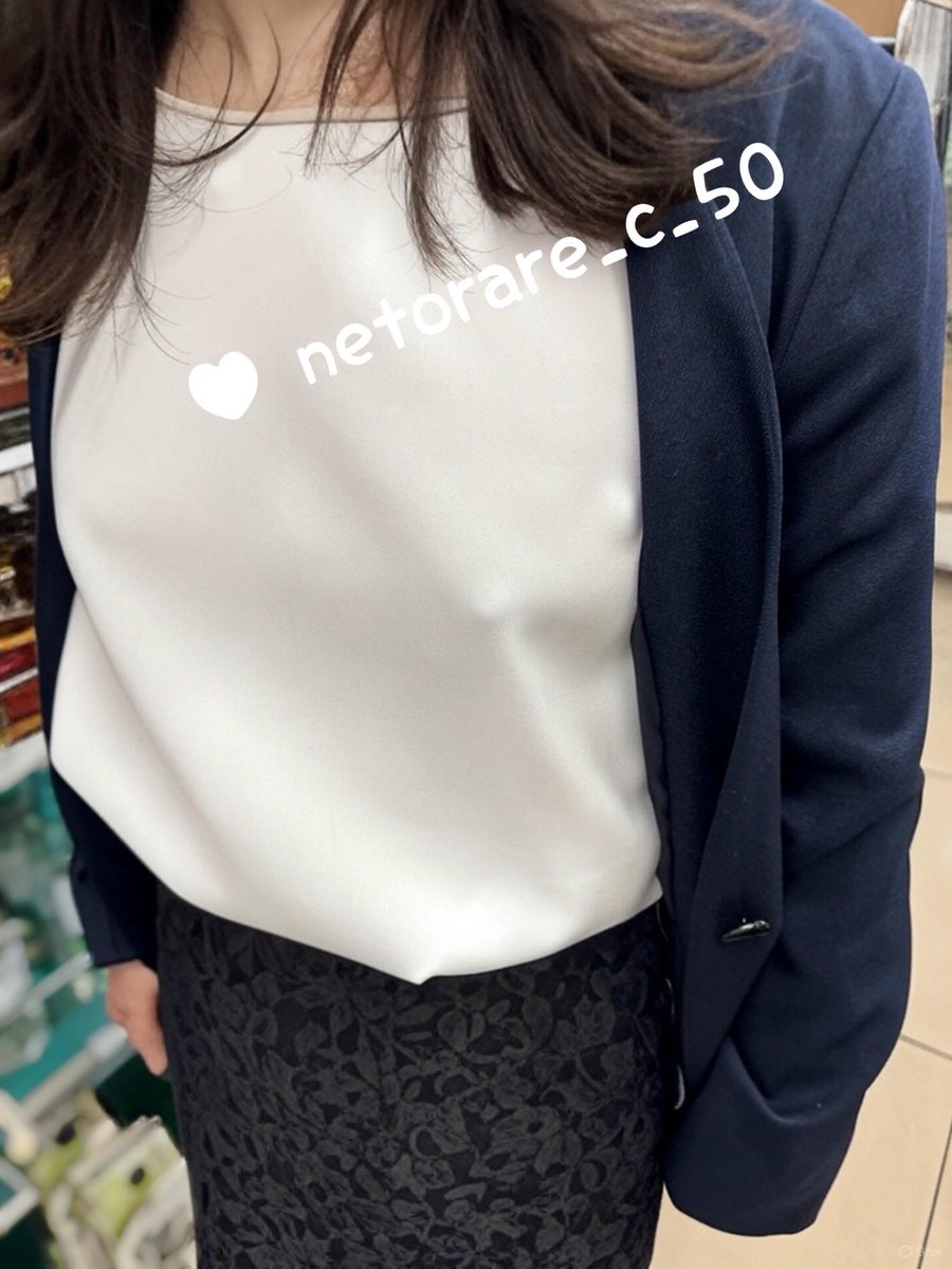 サラリーマンに二度見される妻
コンビニ内で、妻のポッチと、透ける乳輪を視姦してくださる方はいらっしゃいますか？

#ノーブラ散歩 #乳輪 #ラッキースケベ