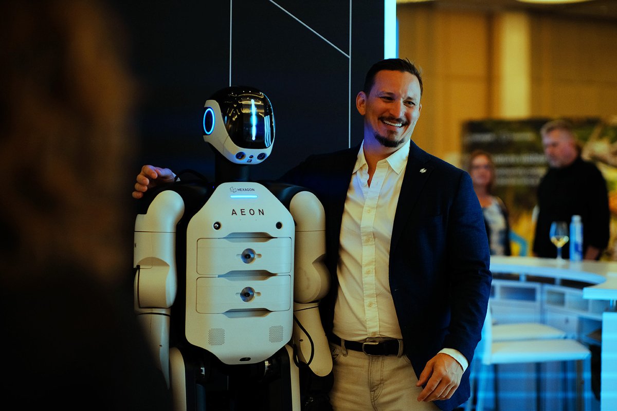 Snapshots from The Zone, the exhibit floor at #hexagonlive in Las Vegas. #humanoidrobot #ArtificialInteligence #Manufacturing #metrology #realitycapture